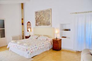 een slaapkamer met een bed en een tafel met een lamp bij Finca Can Busquera by Rentallorca in Sóller