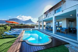 un'immagine di una casa con piscina di Villa Ca'n Tugores by Rentallorca a Colonia de Sant Pere