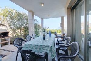 un patio con mesa de comedor y sillas y vistas en Villa Ca'n Tugores by Rentallorca, en Colonia de San Pedro