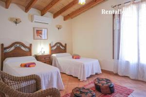 ブゲルにあるFinca Nyany by Rentallorcaの白いシーツが敷かれた部屋にベッドが2つ +25枚の写真