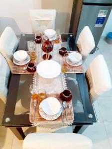 einem Glastisch mit Tellern und Gläsern darauf in der Unterkunft Sweet House in Huaraz + 6 Fotos