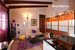 馬納科爾的住宿－Finca Can Corem by Rentallorca，客厅配有沙发和桌子