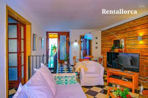 ein Wohnzimmer mit einem Sofa und einem TV in der Unterkunft Cas Predi by Rentallorca in Can Picafort