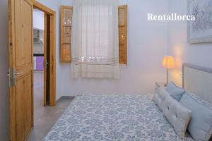 Кровать или кровати в номере Ca Sa Tia by Rentallorca