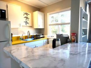 Η κουζίνα ή μικρή κουζίνα στο Charming Beach House-Ocean View(270H)