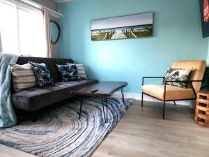 Χώρος καθιστικού στο Charming Beach House-Ocean View(270H)