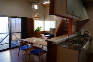 Gamōワタリグラスハウス的带水槽和桌椅的厨房