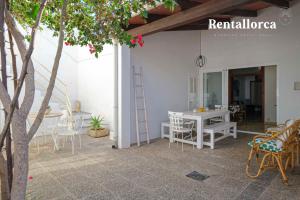 un patio con sedie, tavolo e scala di Casa Ca mado Josefa by Rentallorca a Santa Margarita