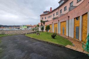 an empty street in front of a building at Apartamento Saavedra in Posada de Llanes