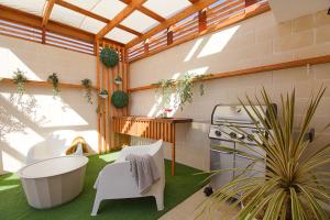 um pátio com uma banheira, uma mesa e uma planta em La perla de Tibi & sauna experience em Alicante