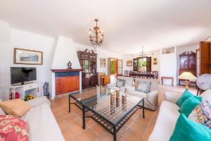 uma sala de estar com um sofá e uma mesa em Finca la Finquita by Rentallorca em Vilafranca de Bonany