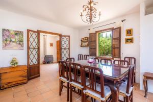 Finca la Finquita by Rentallorca في فيافرانكا دي بوناني: غرفة طعام مع طاولة وكراسي