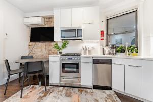 Kuhinja oz. manjša kuhinja v nastanitvi Explore the Authentic Designers 2BD Apartment in Hudson Yards