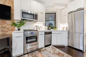 Una cocina o cocineta en Explore the Authentic Designers 2BD Apartment in Hudson Yards