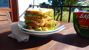 un sándwich en un plato en una mesa en Sewana Guest INN en Wellawaya