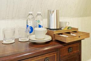 Comodidades para preparar café e chá em Old Town House by Ezestays