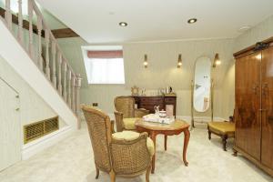 Uma área de estar em Old Town House by Ezestays
