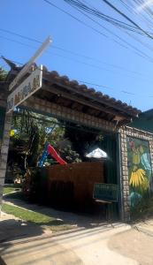 ein Gebäude mit einem Schild, auf dem la mañana api steht in der Unterkunft Do Maraja in Búzios