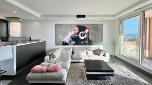 een woonkamer met een bank en een tafel bij Loft Vue Mer in Marseille