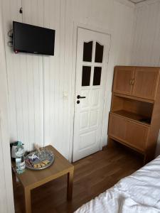 1 dormitorio con cama, puerta y mesa en Willa Gronik en Zakopane