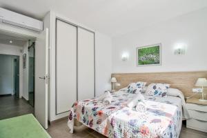 A bed or beds in a room at Assimetric by Rentallorca