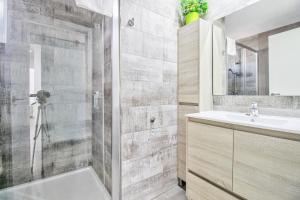 A bathroom at Assimetric by Rentallorca Még 11 kép