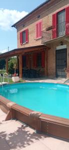 une grande piscine en face d'une maison dans l'établissement A casa di Anna, à Vaglio Serra