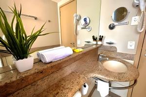 y baño con lavabo y espejo. en Lohaip Residences Med Barra, en Río de Janeiro