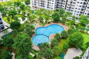 una vista aérea de una gran piscina en una ciudad en Shi House - Studios Toà S503 Vinhomes Grand Park Q9 en Long Bình