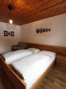 - 2 lits dans une chambre dotée d'un plafond en bois dans l'établissement Apartments Steger Sand in Taufers Campo Tures, à Sand in Taufers