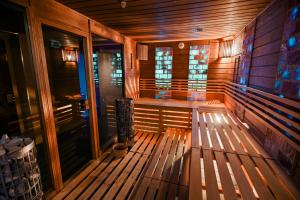 un sauna vide avec du parquet et des vitraux dans l'établissement Šport Hotel *** Donovaly, à Donovaly