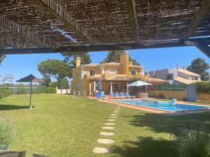 uma villa com uma piscina e uma casa em Vila Caravela - Private Pool by HD Properties em Vilamoura