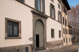 a building with an archway on the side of it at AL NIDO LEGAMI charme e relax in Bergamo
