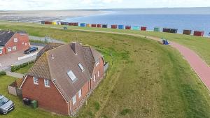 an aerial view of a house and the ocean at Direkt am Deich - Ferienwohnung Oland im Gästehaus Am Badedeich in Dagebüll