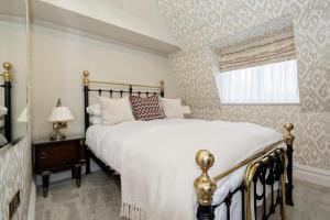 Cama ou camas em um quarto em Old Town House by Ezestays