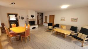 ein Wohnzimmer mit einem Tisch und einem Sofa in der Unterkunft Ferienhaus am See Lichtenberg Bayern Frankenwaldsee in Lichtenberg