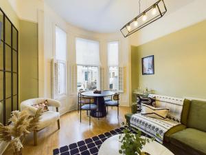 uma sala de estar com um sofá e uma mesa em Be London - Notting Hill Apartments em Londres