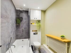 y baño con aseo y bañera. en Be London - Notting Hill Apartments, en Londres