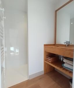 A bathroom at Arcachon le Moulleau maison moderne 3 chambres climatisation - 250m de la plage