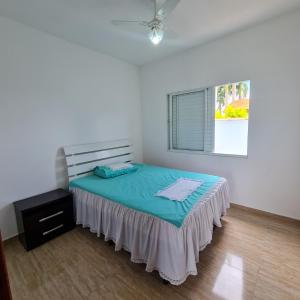 Säng eller sängar i ett rum på Casa em condomínio Ninho Verde 1