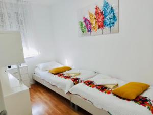 Posteľ alebo postele v izbe v ubytovaní West Residence Luxury Apartment- parking in garage