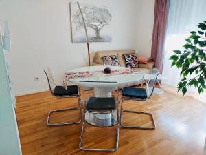 Posedenie v ubytovaní West Residence Luxury Apartment- parking in garage
