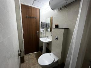 Koupelna v ubytování Beautiful 1 BHK in Dehradun + 37 fotografií