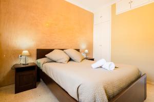 a bedroom with a bed with two towels on it at Casa unifamiliar in Seville