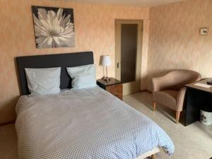 a bedroom with a bed and a desk and a chair at ALSACE GITE 5 PERSONNES - 3 CHAMBRES - 2 SDB in Buhl