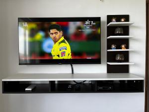 TV a/nebo společenská místnost v ubytování Beautiful 1 BHK in Dehradun