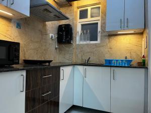 Kuchyň nebo kuchyňský kout v ubytování Beautiful 1 BHK in Dehradun