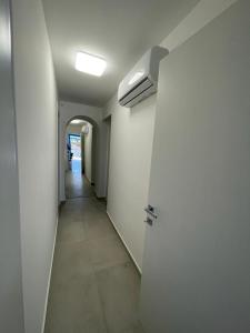 ein leerer Flur mit Tür und Flur mit in der Unterkunft A due passi dal mare in Granitola