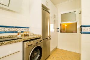 cocina con lavadora y secadora en una habitación en Casa unifamiliar en Sevilla