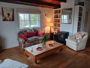 韋斯特波特的住宿－Roberts’ Cottage，带沙发和咖啡桌的客厅